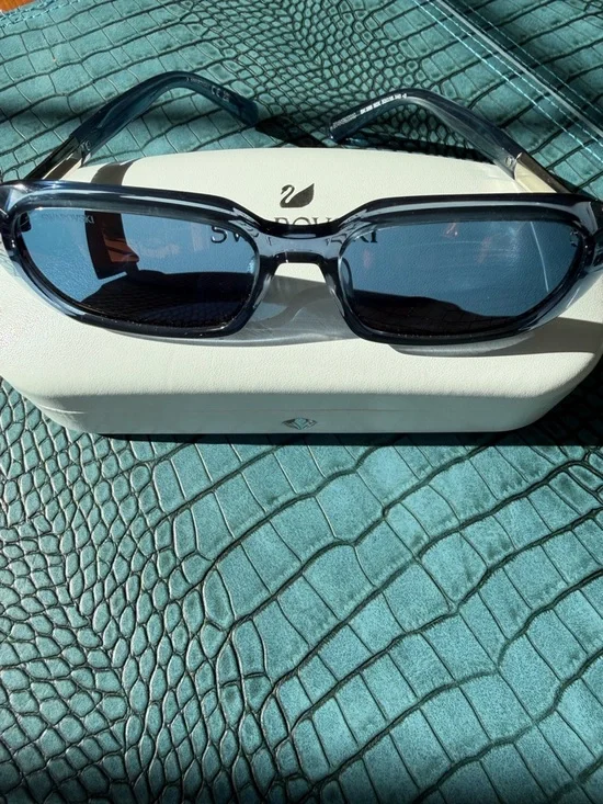 Stunning Swarovski Smoke-Blue Rectangular Sunglasses with baguette crystals ๐๐๐ - Picture 15 of 16